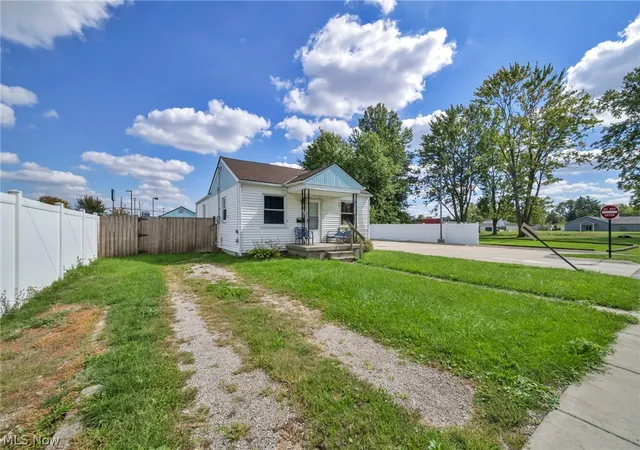 Photo 2 of Single family home for sale at 318 Longson Ave, Elyria, OH 44035 | MLS# 5249919 | Listing updated on 2026-10-07