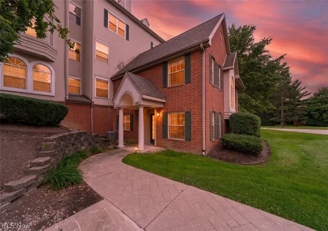 Photo 2 of Condo for sale at 180 Fox Holw Dr, Cleveland, OH 44124 | MLS# 5249240 | Listing updated on 2026-10-02