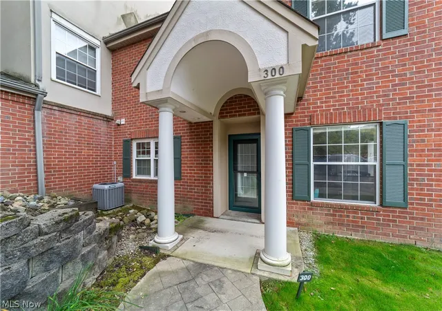 Photo 3 of Condo for sale at 180 Fox Holw Dr, Cleveland, OH 44124 | MLS# 5249240 | Listing updated on 2026-10-02