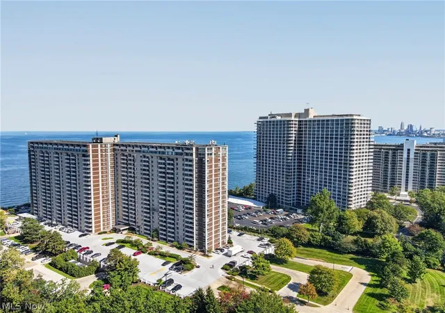 Listing Photo 4 - Condo for sale in building located at 12900 Lake Ave, Lakewood, OH 44107 - Unit #1414