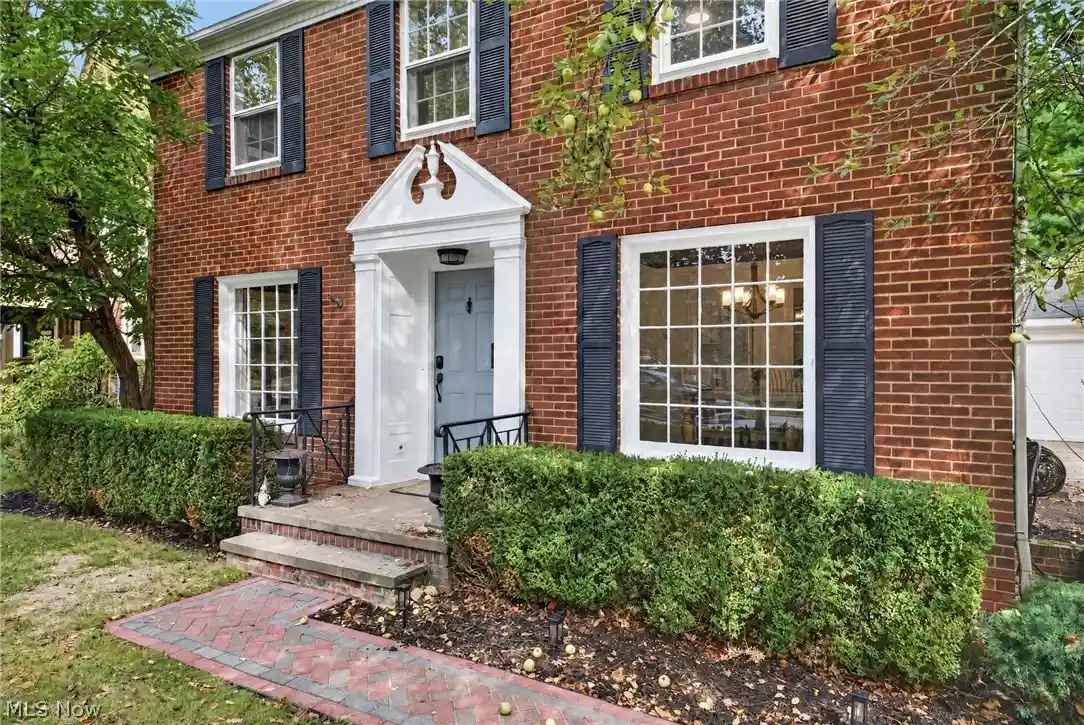 Photo 1 of Single family home for sale at 17318 Daleview Dr, Lakewood, OH 44107 | MLS# 5249893 | Listing updated on 2026-10-22