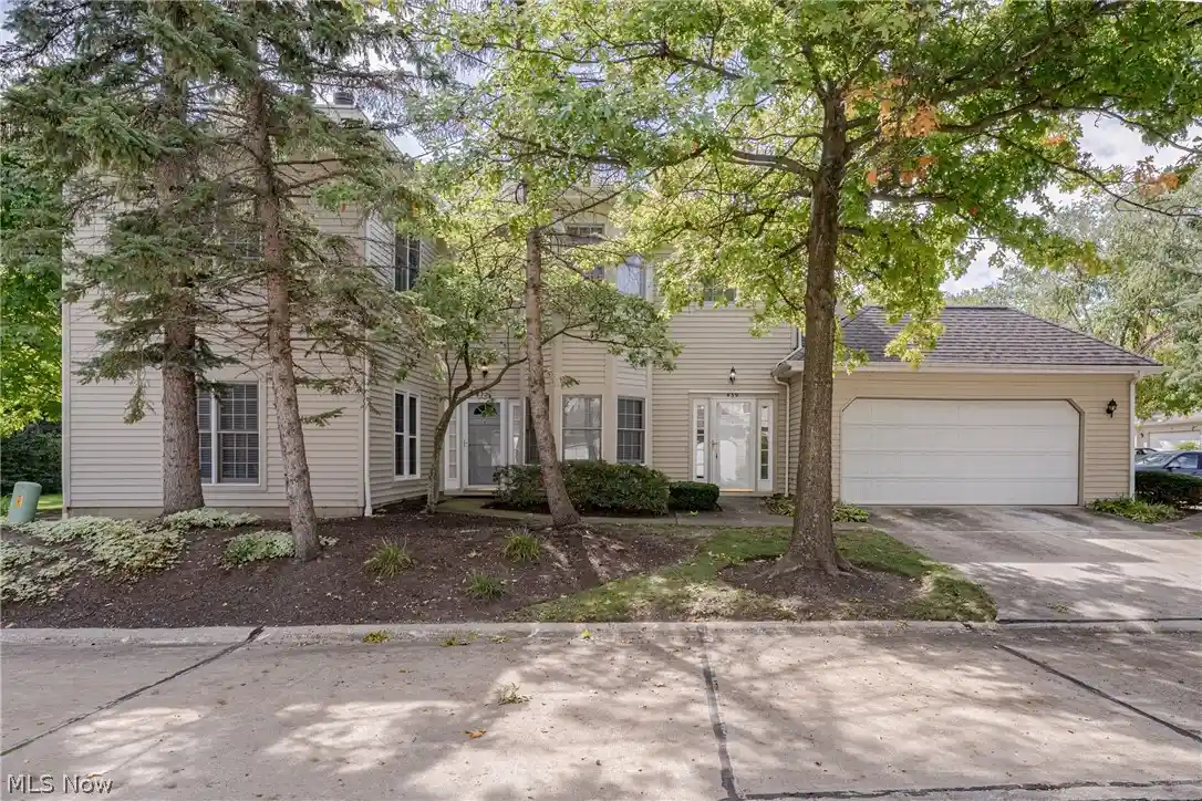 Listing Photo 2 - Condo for sale in 439 Eagle Trce located at 439 Eagle Trce, Cleveland, OH 44124 - Unit 439 Eagle Trce