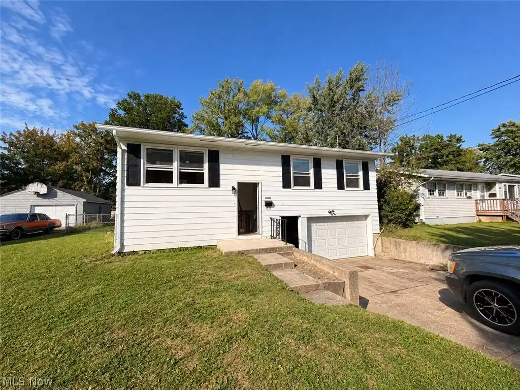 Photo 1 of Single family home for sale at 3086 Solar Dr Nw, Warren, OH 44485 | MLS# 5250181 | Listing updated on 2026-10-19