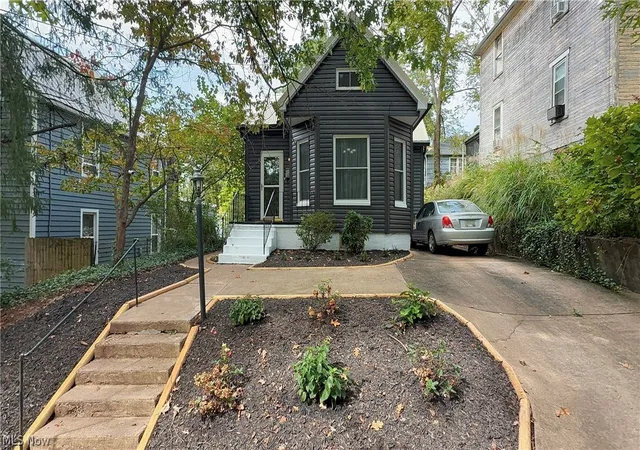 Photo 2 of Single family home for sale at 911 Washington St, Marietta, OH 45750 | MLS# 5250187 | Listing updated on 2026-10-03