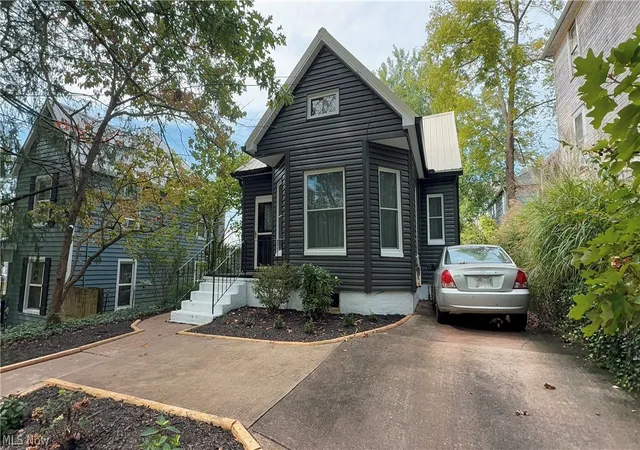 Photo 3 of Single family home for sale at 911 Washington St, Marietta, OH 45750 | MLS# 5250187 | Listing updated on 2026-10-03