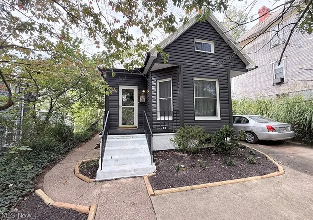 Photo 3 of Single family home for sale at 911 Washington St, Marietta, OH 45750 | MLS# 5250187 | Listing updated on 2026-10-03