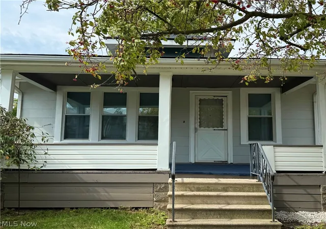 Photo 2 of Single family home for sale at 122 Bellfield Ave, Elyria, OH 44035 | MLS# 5250205 | Listing updated on 2026-10-09