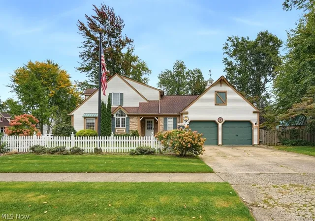 Photo 2 of Single family home for sale at 166 Pepperdine Dr, Elyria, OH 44035 | MLS# 5250260 | Listing updated on 2026-10-09