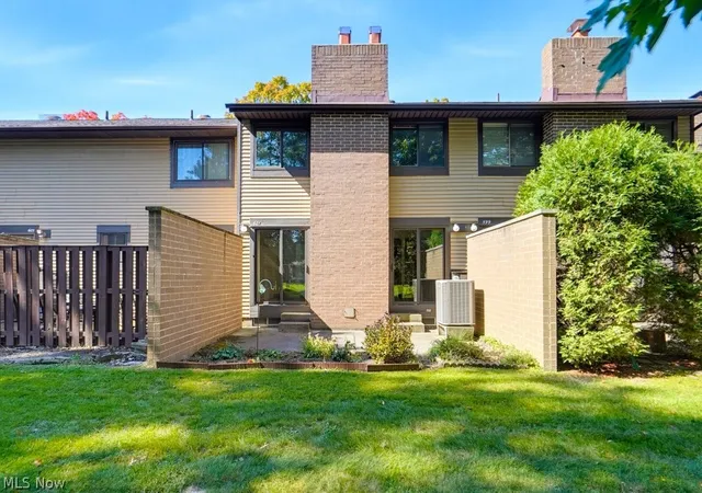 Listing Photo 2 - Condo for sale in building located at 601 Dade Ln, Cleveland, OH 44143