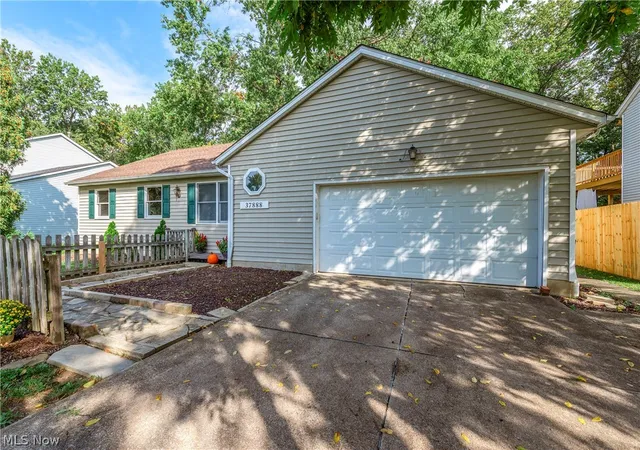 Photo 4 of Single family home for sale at 37888 N Doovys St, Avon, OH 44011 | MLS# 5250242 | Listing updated on 2026-10-05