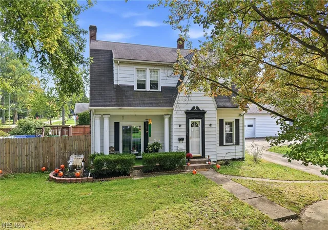 Photo 1 of Sale Pending at 1313 Bradford St Nw, Warren, OH 44485 | MLS# 5250194 | Listing updated on 2026-10-05