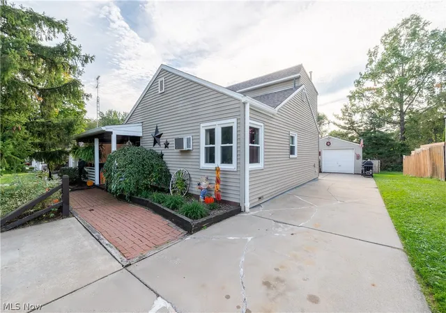 Photo 1 of Single family home for sale at 140 S Bon Air Ave, Youngstown, OH 44509 | MLS# 5248526 | Listing updated on 2026-10-10
