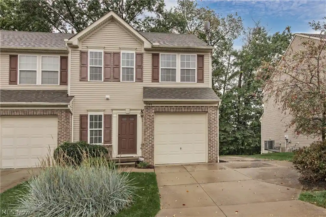 Listing Photo 1 - Condo for sale in 1344 Wellingshire Cir located at 1344 Wellingshire Cir, Cuyahoga Falls, OH 44221 - Unit 1344 Wellingshire Cir