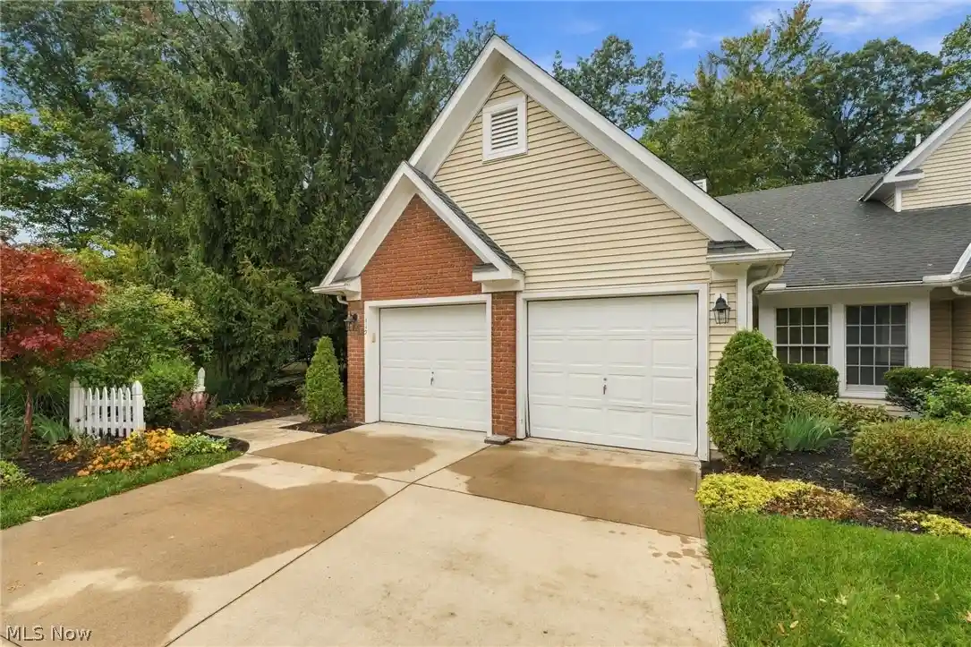 Listing Photo 2 - Condo for sale in 31825 Bayview Dr located at 31825 Bayview Dr, Avon Lake, OH 44012 - Unit #110