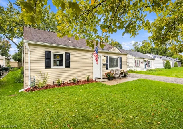 Photo 3 of Sale Pending at 330 Roosevelt Ave, Elyria, OH 44035 | MLS# 5248700 | Listing updated on 2026-10-09