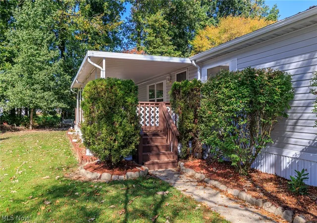 Photo 3 of Single family home for sale at 77 Periwinkle Dr, Olmsted Twp, OH 44138 | MLS# 5231577 | Listing updated on 2026-10-07