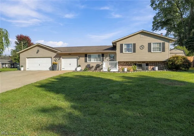 Photo 1 of Sale Pending at 2818 Chippendale St Nw, Massillon, OH 44646 | MLS# 5250910 | Listing updated on 2026-10-10