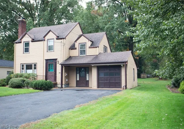 Photo 2 of Sale Pending at 759 Golfview Ave, Youngstown, OH 44512 | MLS# 5250544 | Listing updated on 2026-10-11
