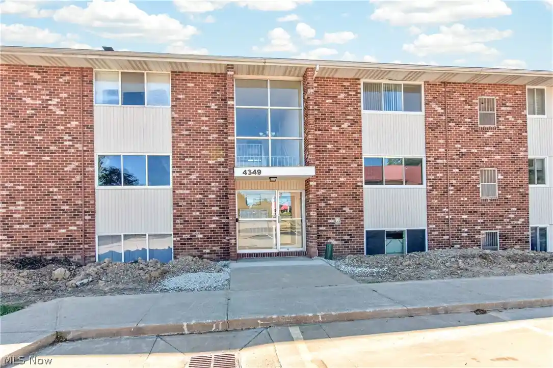 Listing Photo 2 - Condo for sale in 4349 Inner Cir Dr located at 4349 Inner Cir Dr, Brunswick, OH 44212 - Unit #B5