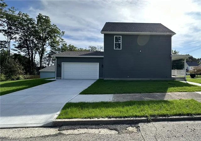 Photo 2 of Single family home for sale at 371 Sexton St, Struthers, OH 44471 | MLS# 5222158 | Listing updated on 2026-10-06