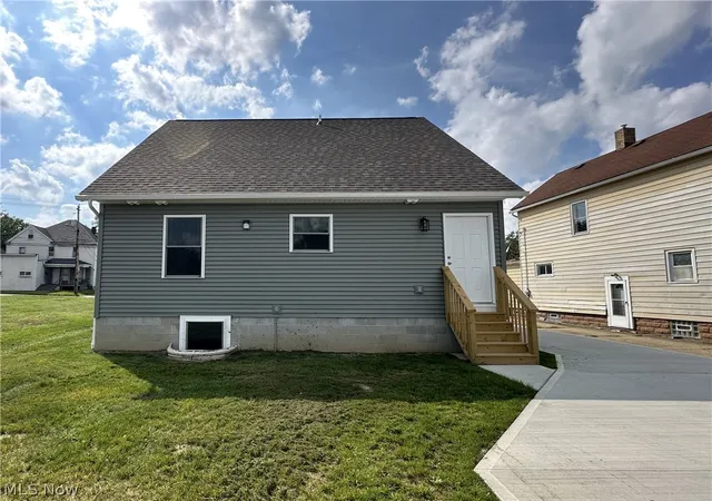 Photo 2 of Single family home for sale at 90 Center St, Struthers, OH 44471 | MLS# 5222340 | Listing updated on 2026-10-06