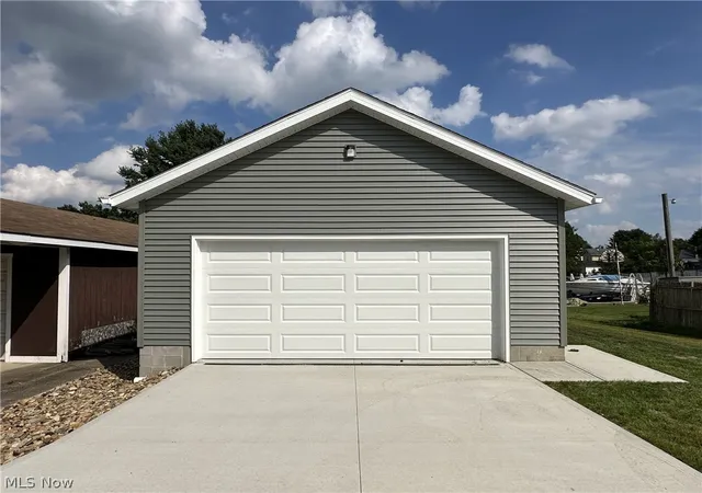 Photo 3 of Single family home for sale at 90 Center St, Struthers, OH 44471 | MLS# 5222340 | Listing updated on 2026-10-06