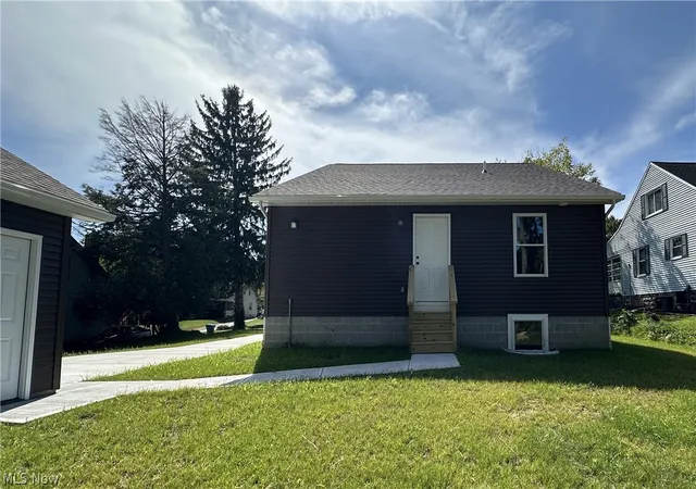 Photo 2 of Sale Pending at 363 Sexton St, Struthers, OH 44471 | MLS# 5221967 | Listing updated on 2026-10-07
