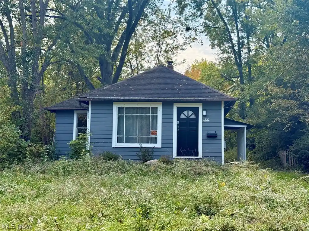 Photo 1 of Sale Pending at 933 Oak St Sw, Warren, OH 44485 | MLS# 5251055 | Listing updated on 2026-10-19