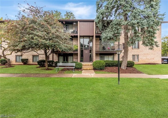 Condo for sale at 16480 Heather Ln #303, Cleveland, OH 44130 | MLS# 5250538