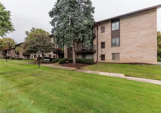 Listing Photo 2 - Condo for sale in building located at 16480 Heather Ln, Middleburg Heights, OH 44130 - Unit #303