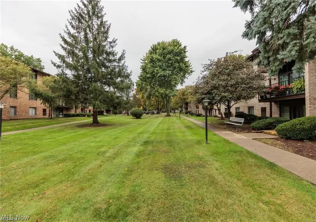 Listing Photo 4 - Condo for sale in building located at 16480 Heather Ln, Middleburg Heights, OH 44130 - Unit #303