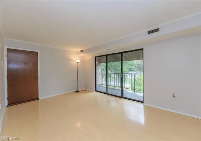 Listing Photo 5 - Condo for sale in building located at 16480 Heather Ln, Middleburg Heights, OH 44130 - Unit #303