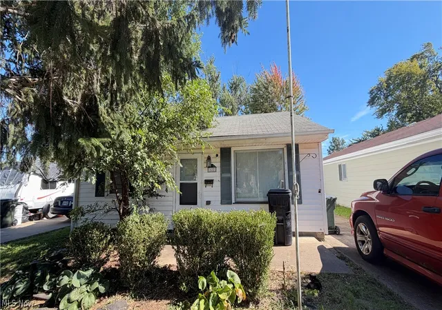Photo 1 of Single family home for sale at 122 Fairlawn Ave, Elyria, OH 44035 | MLS# 5251323 | Listing updated on 2026-10-07