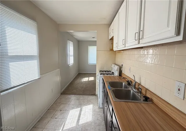 Photo 3 of Single family home for sale at 122 Fairlawn Ave, Elyria, OH 44035 | MLS# 5251323 | Listing updated on 2026-10-07