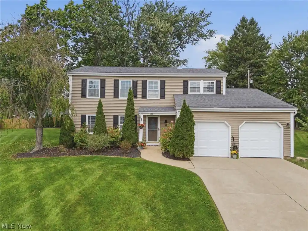 Photo 1 of Single family home for sale at 5224 Oakbriar Cir Ne, Canton, OH 44705 | MLS# 5251365 | Listing updated on 2026-10-22