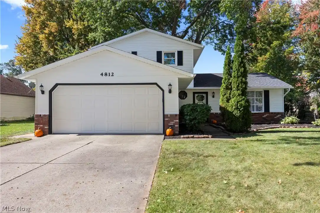 Photo 1 of Single family home for sale at 4812 Briarwood Dr, Lorain, OH 44053 | MLS# 5251659 | Listing updated on 2026-10-20