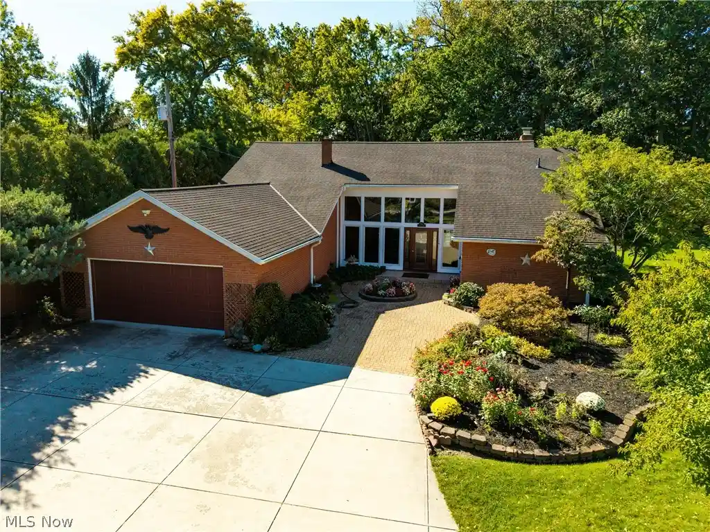 Photo 1 of Single family home for sale at 916 Elywood Dr, Elyria, OH 44035 | MLS# 5251265 | Listing updated on 2026-10-20