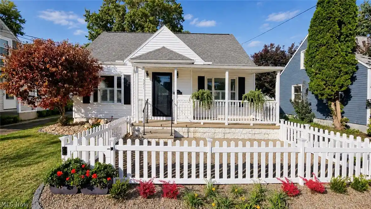 Photo 1 of Single family home for sale at 571 E Lake Ave, Barberton, OH 44203 | MLS# 5251747 | Listing updated on 2026-10-12