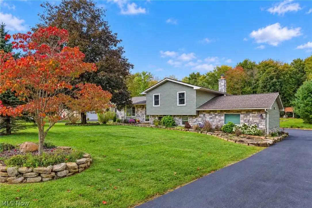 Photo 1 of Single family home for sale at 1323 Westview Dr, Salem, OH 44460 | MLS# 5250919 | Listing updated on 2026-10-12
