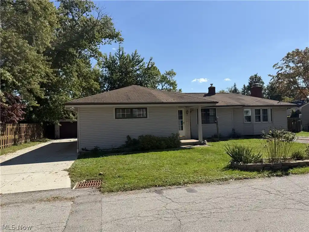 Photo 1 of Single family home for sale at 35952 Lakomis Dr, Eastlake, OH 44095 | MLS# 5251672 | Listing updated on 2026-10-23
