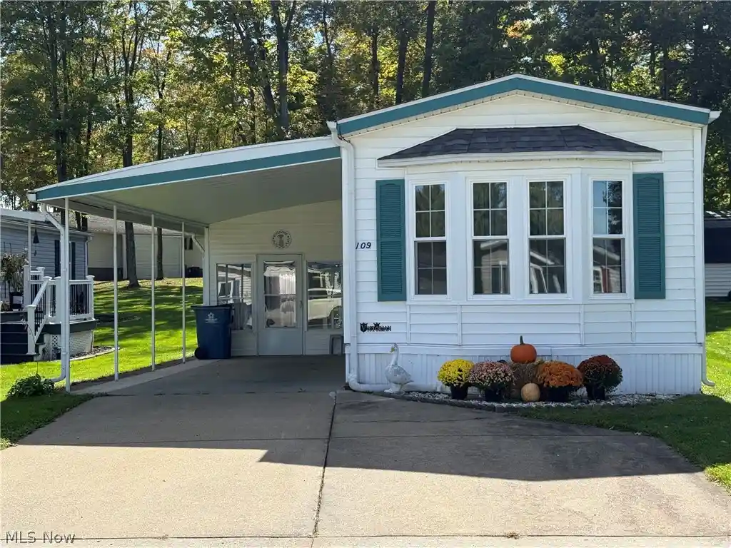 Single family home for sale at 1229 Columbiana Lisbon Rd #109, Columbiana, OH 44408 | MLS# 5251366