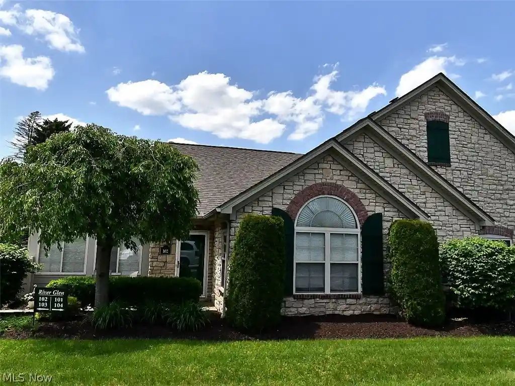 Listing Photo 1 - Condo for sale in 102 River Gln Dr NE located at 102 River Gln Dr NE, Warren, OH 44484 - Unit 102 River Glen Dr NE