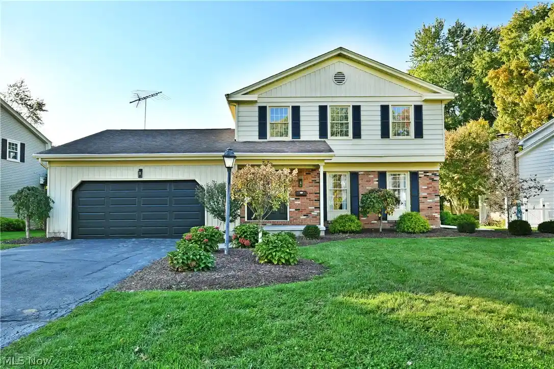 Photo 1 of Sale Pending at 1050 Westport Dr, Youngstown, OH 44511 | MLS# 5252478 | Listing updated on 2026-10-14