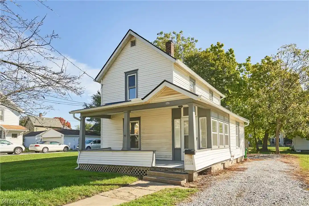 Photo 1 of Single family home for sale at 305 4th Street Nw, Barberton, OH 44203 | MLS# 5252540 | Listing updated on 2026-10-22