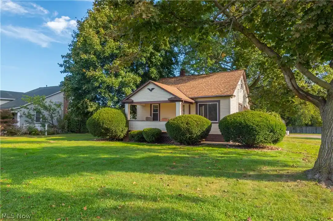 Single family home for sale at 6077 Lake Ave, Elyria, OH 44035 | MLS# 5251069