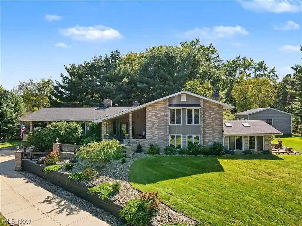 Photo 1 of Single family home for sale at 4824 Rolling View Dr, Akron, OH 44333 | MLS# 5246016 | Listing updated on 2026-10-23