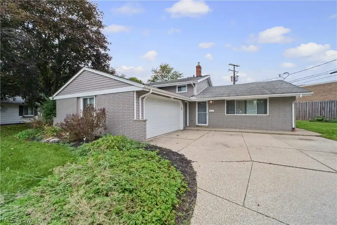 Single family home for sale at 25090 Arlington Ln, North Olmsted, OH 44070 | MLS# 5252754