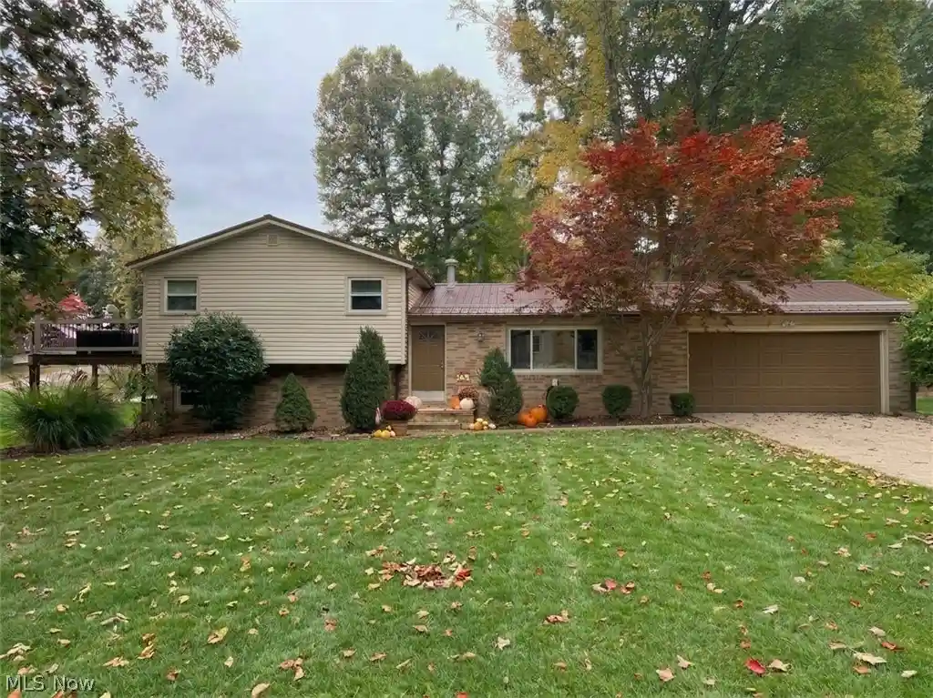 Single family home for sale at 2 Taas Trl, Malvern, OH 44644 | MLS# 5231478
