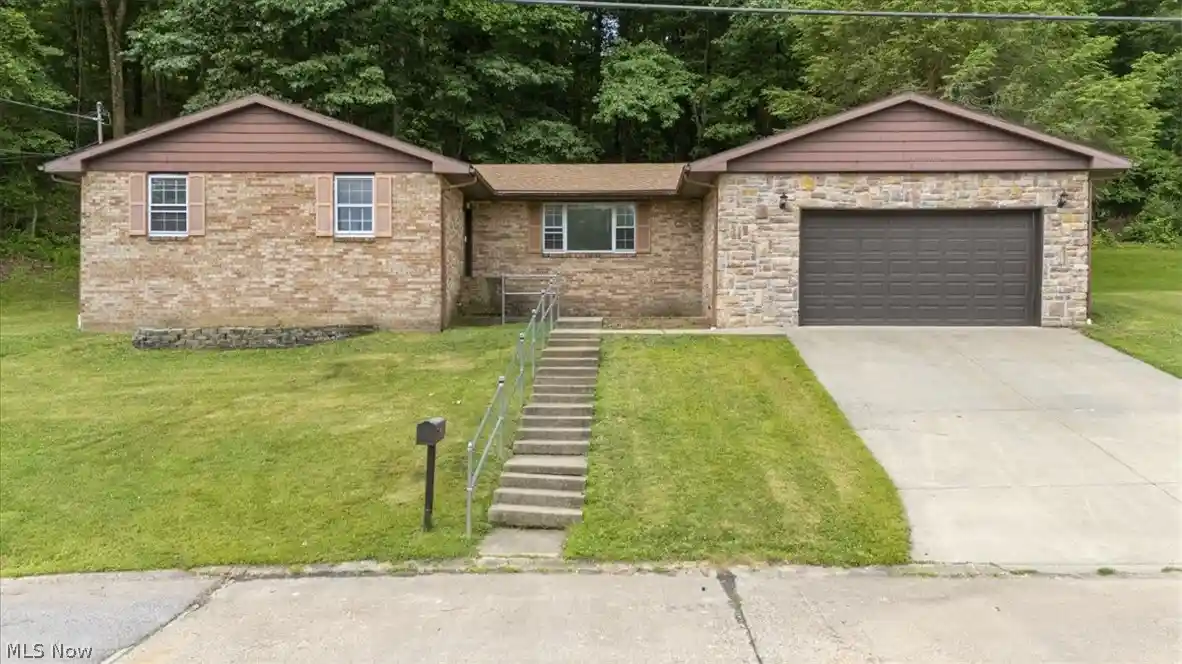 Photo 1 of Single family home for sale at 404 W Wildwood Dr, Parkersburg, WV 26101 | MLS# 5253585 | Listing updated on 2026-10-19