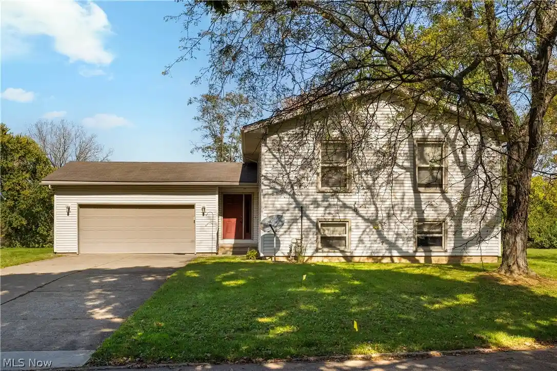 Photo 1 of Sale Pending at 1301 Greenridge Dr Ne, Massillon, OH 44646 | MLS# 5254001 | Listing updated on 2026-10-21